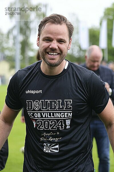 Coach Mario Klotz (Villingen 08) is happy about the double with the promotion to the regional football league southwest after the match of the OL BaWü: 23-24  34th matchday  FC 08 Villingen  CFR Pforzheim