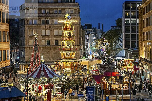 Pre-Christmas season  Christmas market in the city centre of Essen  Willy-Brandt-Platz  pedestrian zone Kettwiger Straße  Christmas lighting  Essener Lichtwochen  North Rhine-Westphalia  Germany  Europe