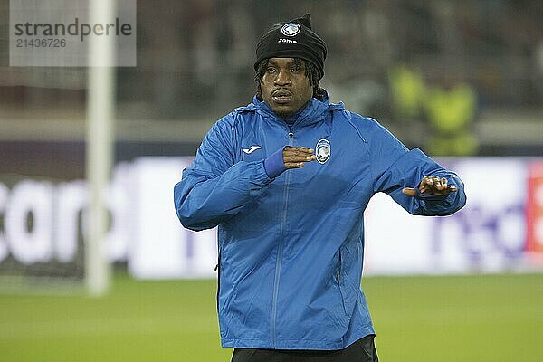 Football match  Ademola LOOKMAN Atalanta Bergamo warming up in front of the game  Stuttgart Arena  Stuttgart