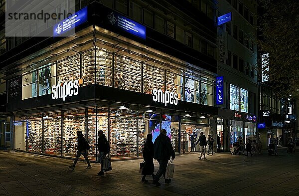 Night shot  pedestrians  pedestrian zone  shopping  Snipes  department stores' chain  shoes  Königsstraße branch  Stuttgart  Baden-Württemberg  Germany  Europe