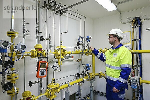 Holzwickede  North Rhine-Westphalia  Germany  natural gas network for pure hydrogen  hydrogen project H2HoWi  a Westnetz employee operates the odorisation system  here the odourless hydrogen is mixed with an odorant for safety reasons  the distribution network operator Westnetz  a subsidiary of the Essen-based EON subsidiary Westenergie AG  is supplying end customers in Holzwickede near Dortmund with 100 percent green hydrogen via the public natural gas network for the first time  Europe