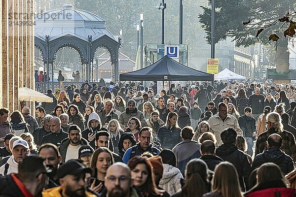 Crowds of people out and about in the Königstraße shopping street. The shops in the pedestrian zone are ready for the Christmas shopping season. Stuttgart  Baden-Württemberg  Germany  Europe