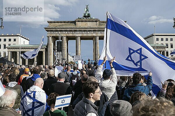 22.10.2023  Berlin  Germany  Europe  Several thousand participants express their solidarity and sympathy and take part in a pro-Israeli solidarity rally under the motto  Europe