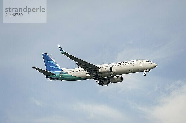 15.07.2023  Singapore  Republic of Singapore  Asia  A Garuda Indonesia Boeing 737-800 passenger aircraft with the registration PK-GMD approaching Changi International Airport. Garuda Indonesia is the state-owned airline of Indonesia with headquarters in Jakarta and a base at Soekarno-Hatta Airport. It is a member of the SkyTeam airline alliance  an international network of airlines  Asia