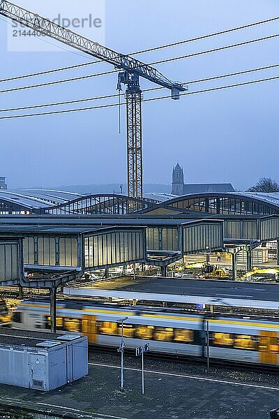 Modernisation of Duisburg Central Station  the platforms of the 13 tracks are being renewed  2 platforms are already finished  the old flat roofs are being replaced by a corrugated steel and glass roof  the conversion is taking place during ongoing operations  one platform is always closed  the conversion measure should be completed by 2028  Duisburg North Rhine-Westphalia  Germany  Europe