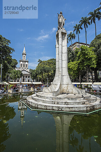 Monumento central e igreja ao fundo  Largo do Machado  Rio de Janeiro  RJ