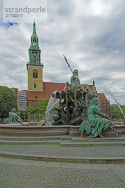 Alt-Berlin  Nikolaiviertel  Kirche  Sankt Marien  Neptunbrunnen  Springbrunnen