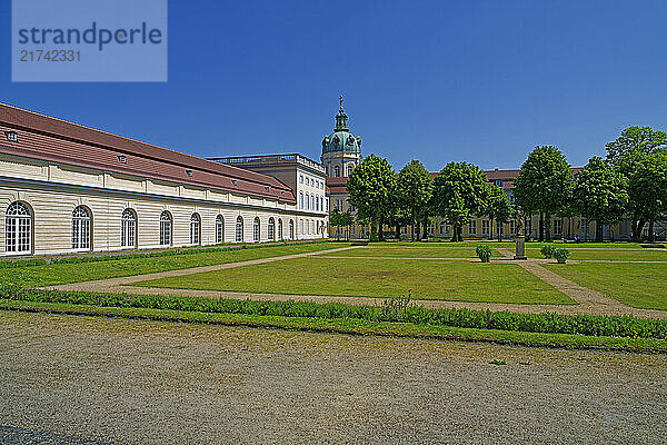 Charlottenburg  Schloss Charlottenburg  Orangerie  Florastatue