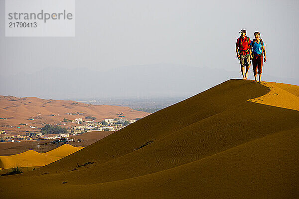 Molly Loomis and Andy Tyson  Wahiba Sands  Oman (Arabian Peninsula)