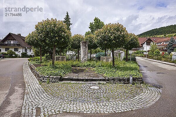 Memorial to the fallen of the 1st World War  green area with trees  residential buildings  intersection of Bollenbacher Straße and Dorfstraße  Haslach im Kinzigtal  Black Forest  Ortenaukreis  Baden-Württemberg  Germany  Europe