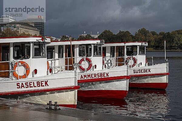 Ships at the jetty  Jungfernstieg  Inner Alster Lake  Hamburg  Germany  Europe