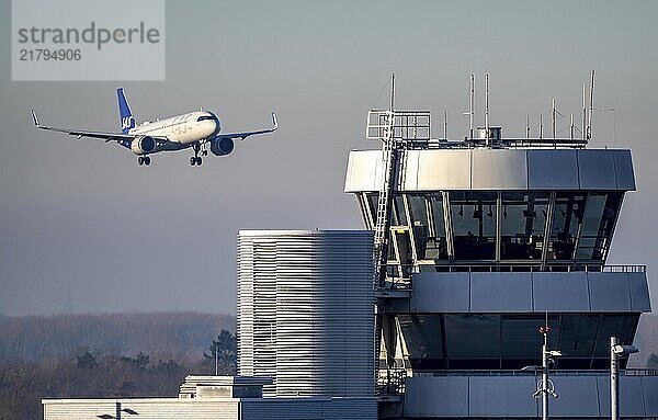 SAS aircraft approaching Düsseldorf Airport  DUS  old air traffic control tower  North Rhine-Westphalia  Germany  Europe