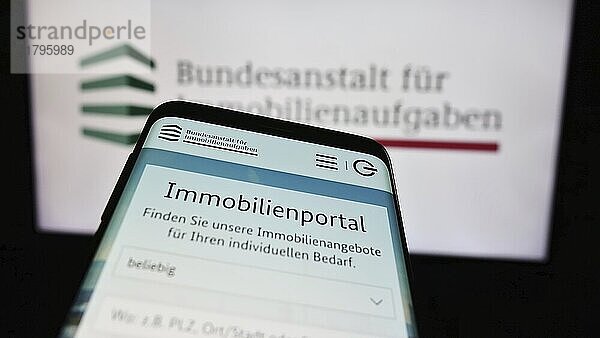 Stuttgart  Deutschland  15.04.2024: Smartphone mit Website der Bundesanstalt für Immobilienaufgaben (BImA) vor dem Logo. Fokus oben links auf dem Telefondisplay