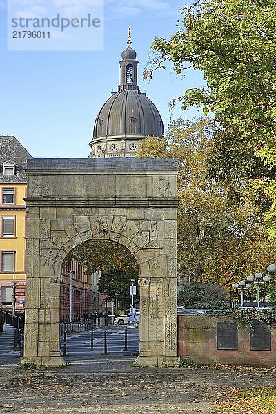 Historic Roman archway built in the 3rd century and dome of Christuskirche  Roman  antique  Dativius-Victor-Bogen  Altstadt  Mainz  Rhine-Hesse region  Rhineland-Palatinate  Germany  Europe